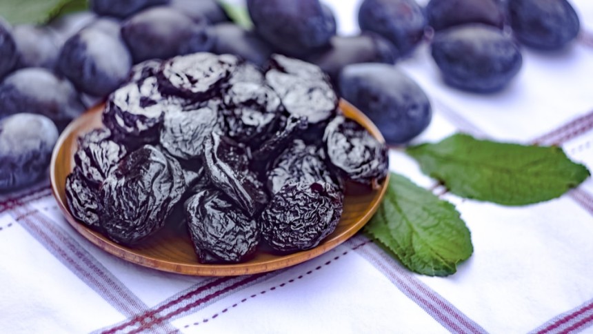 The benefits of dried plums to protect women from osteoporosis